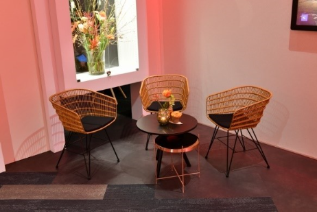 A group of chairs and a table

Description automatically generated