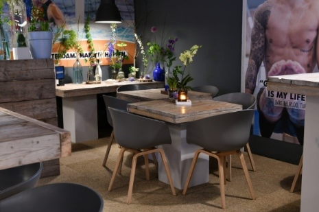 A room with a table and chairs

Description automatically generated