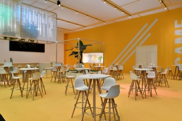 A room with tables and chairs

Description automatically generated