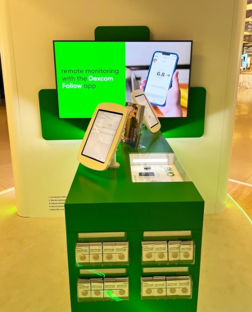 A green display with a screen and a phone on it

Description automatically generated with medium confidence
